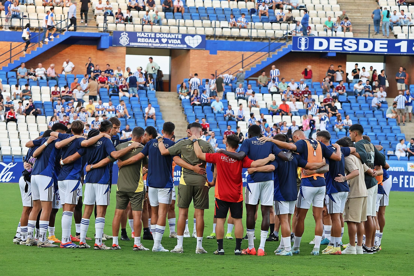 Los jugadores del Recre hacen una piña momentos antes del último partido en casa.