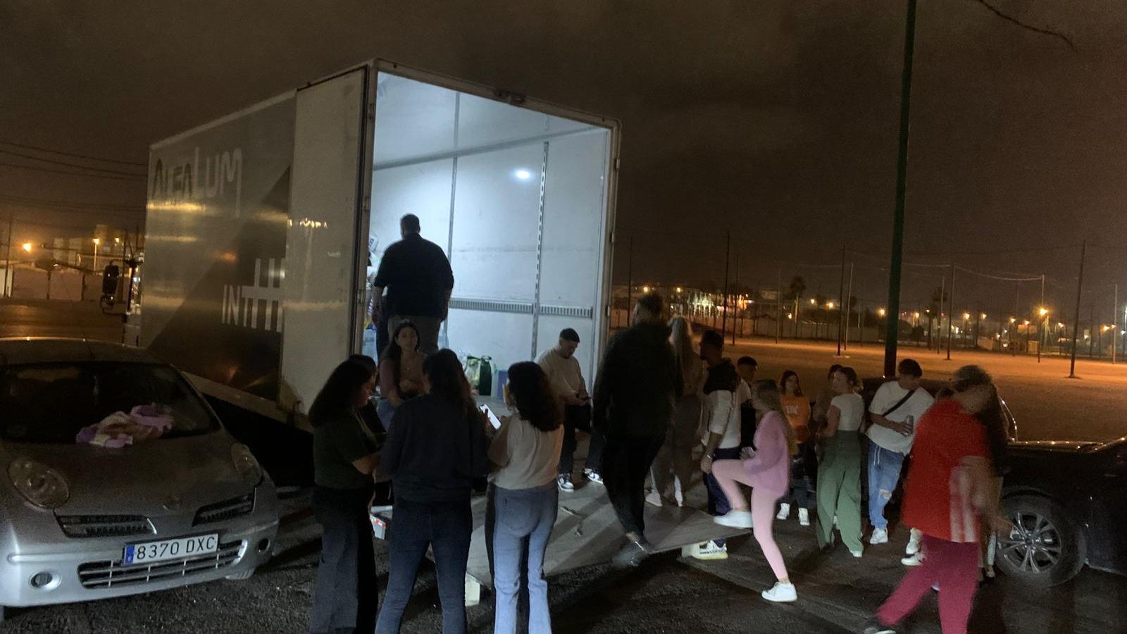 Voluntarios de Málaga, cargando el camión con las donaciones rumbo a Valencia Voluntarios de Málaga, cargando el camión con las donaciones rumbo a Valencia