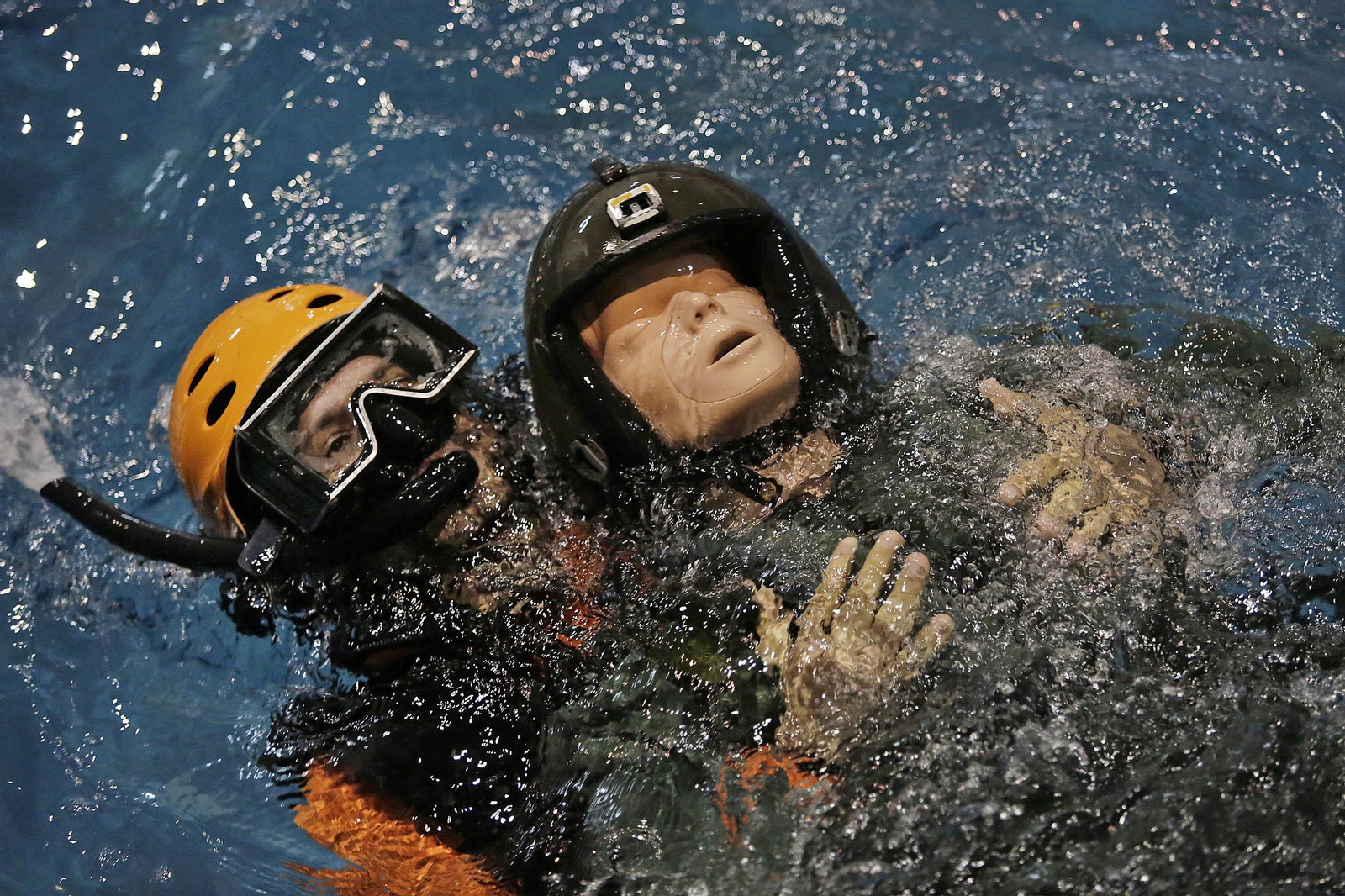 Una jornada de entrenamiento en el simulador de rescates en el mar de la Armada
