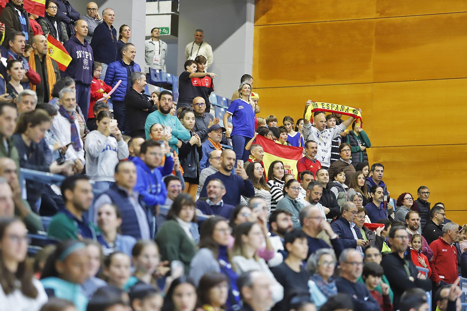 Ambiente en las gradas en el partido de la selección Española femenina de baloncesto contra Islnadia