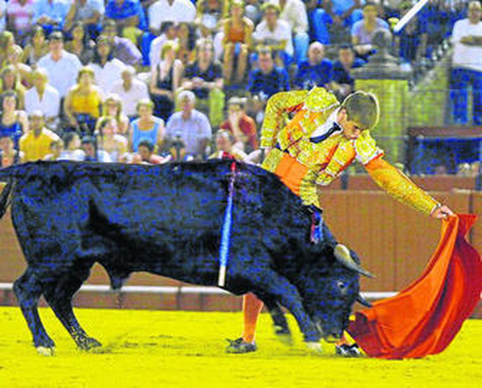El novillero sevillano Javier Jiménez, en un natural.