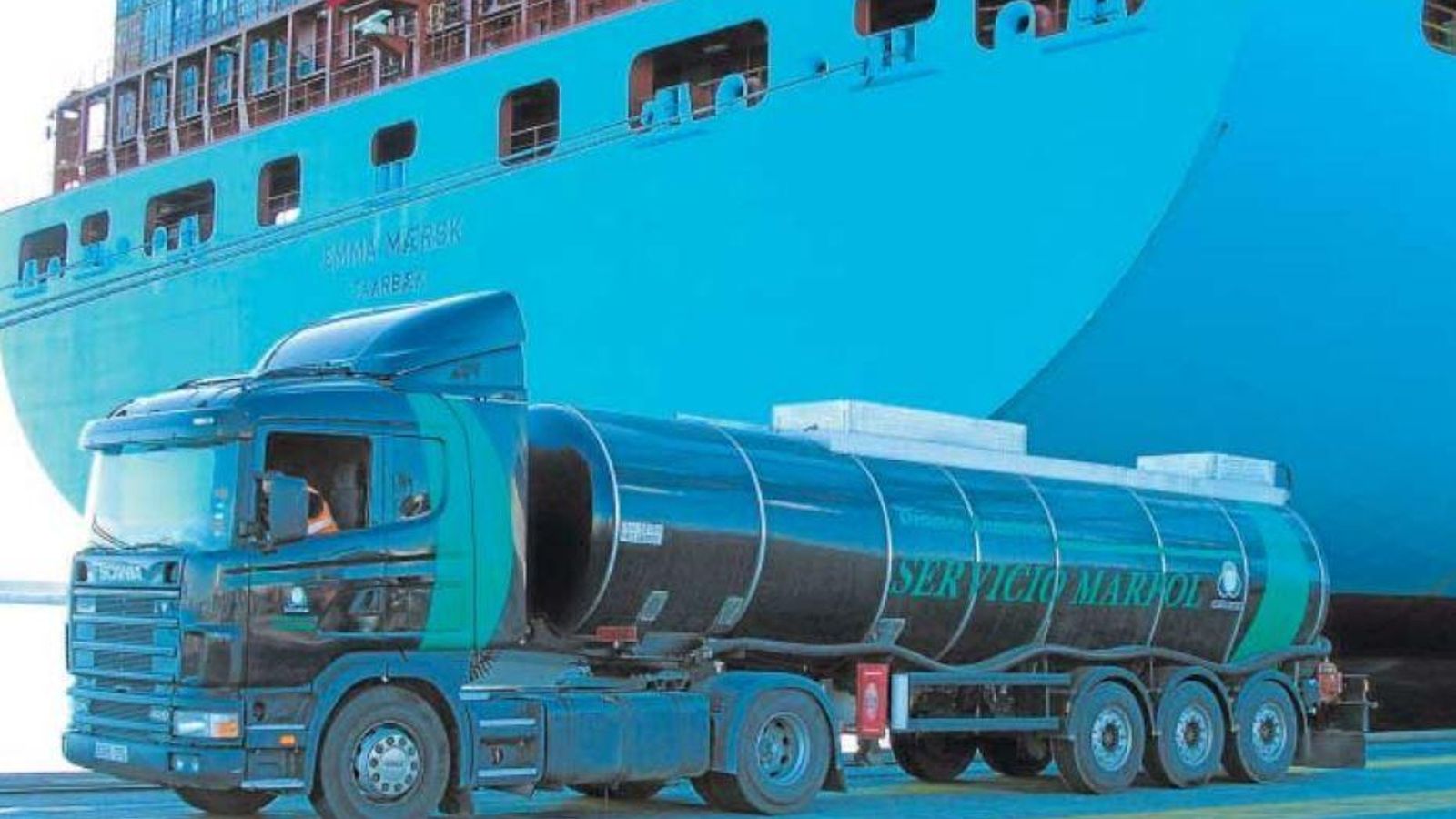 Un camión de Sertego recoge residuos de un buque.