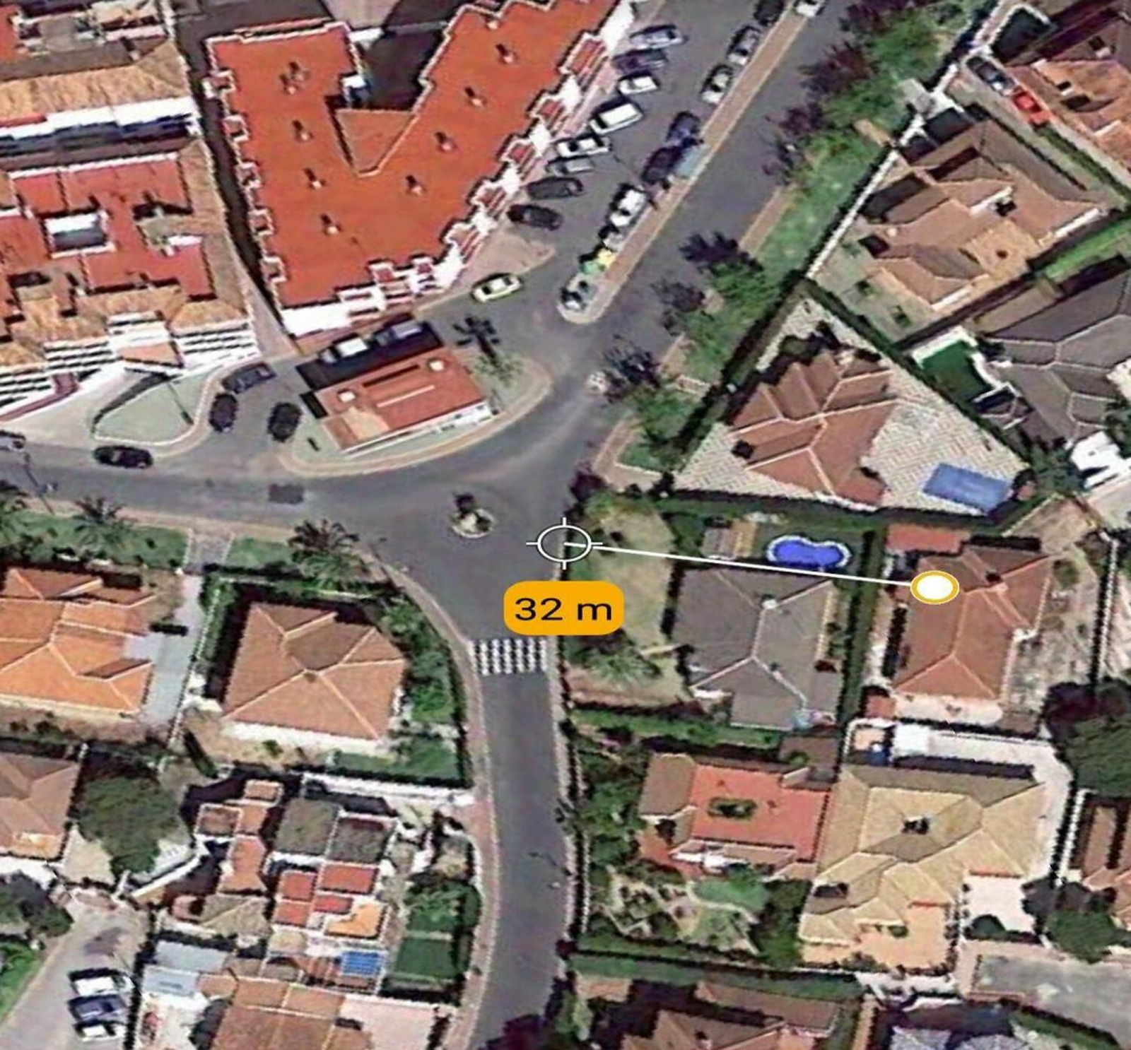 Distancia entre el chalé de la víctima (a la derecha) y la calle por la que O.G.L. afirma que pasó el día de autos de camino a la plaza del Pueblo.