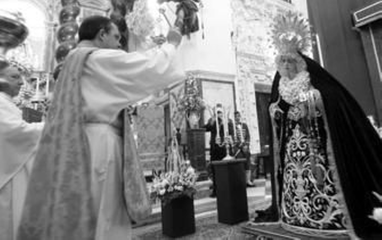 1. Momento culminante del acto: Domínguez Leonsegui bendice a María Santísima Reina de Todos los Santos 2. La alcaldesa, Teófila Martínez, que actuó de madrina de la bendición. Tras ella, el hermano mayor de La Cena, José María Caro, junto a los hermanos mayores de La Cena de Jerez y Sevilla, testigos de la bendición, y el resto de miembros de su junta de gobierno. 3. Muchas hermanas de la corporación acudieron a la misa ataviadas con la tradicional mantilla, como las que realizaron las ofrendas pasando junto a la Virgen. (Fotos: Joaquín Pino)