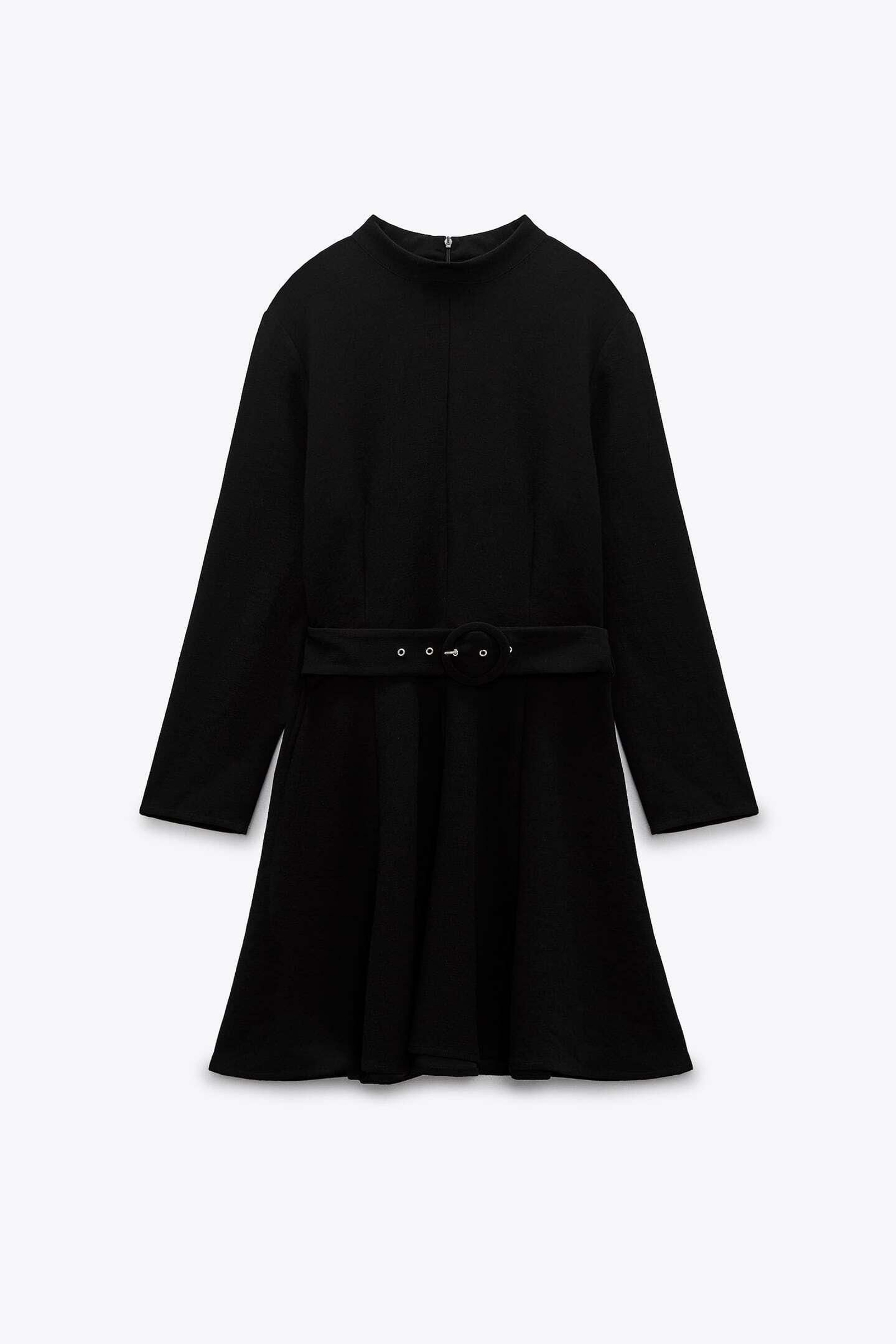 Vestido negro con cinturón de Zara.