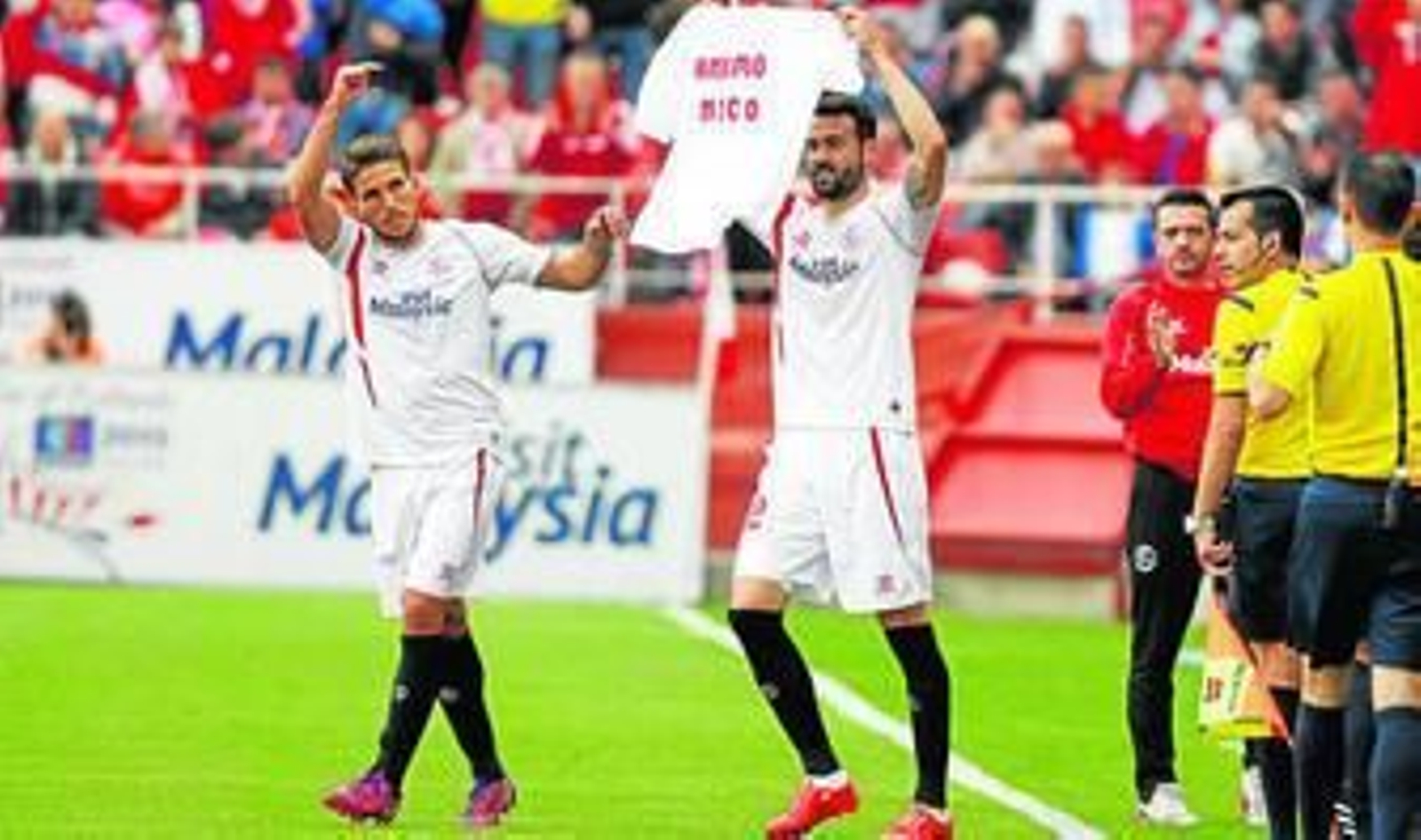 Iborra muestra una camiseta para dedicarle su gol a Pareja, junto a Carriço, que repitió el gesto.