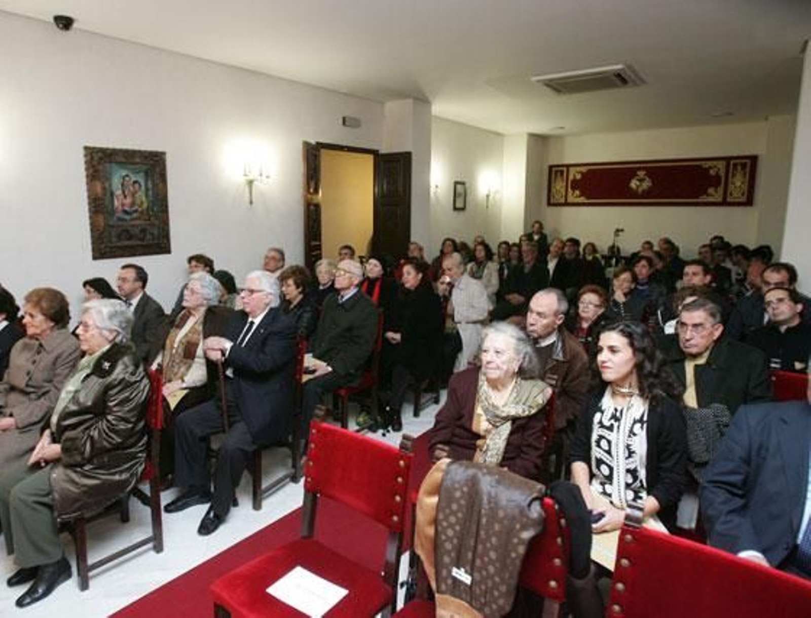 La Academia San Dionisio entrega sus distinciones 'Amigos de la Academia' a l teniente hermano mayor de La Defensión, Francisco Cómez Mori;  el profesor jubilado Antonio Sanz Zamorano, a los que se unen, “por su especial colaboración con la Corporación”, las periodistas de Diario de Jerez Pilar Nieto Reguera y Arantxa Cala Hurtado, el jefe de Protocolo de Cajasol, José Soto Ríos, y el coro de capilla ‘San Pedro Nolasco’. Los reconocimientos fueron entregados por el presidente de la Academia, Joaquín Ortiz Tardío por su apoyo a la Real Corporación

Foto: Pascual