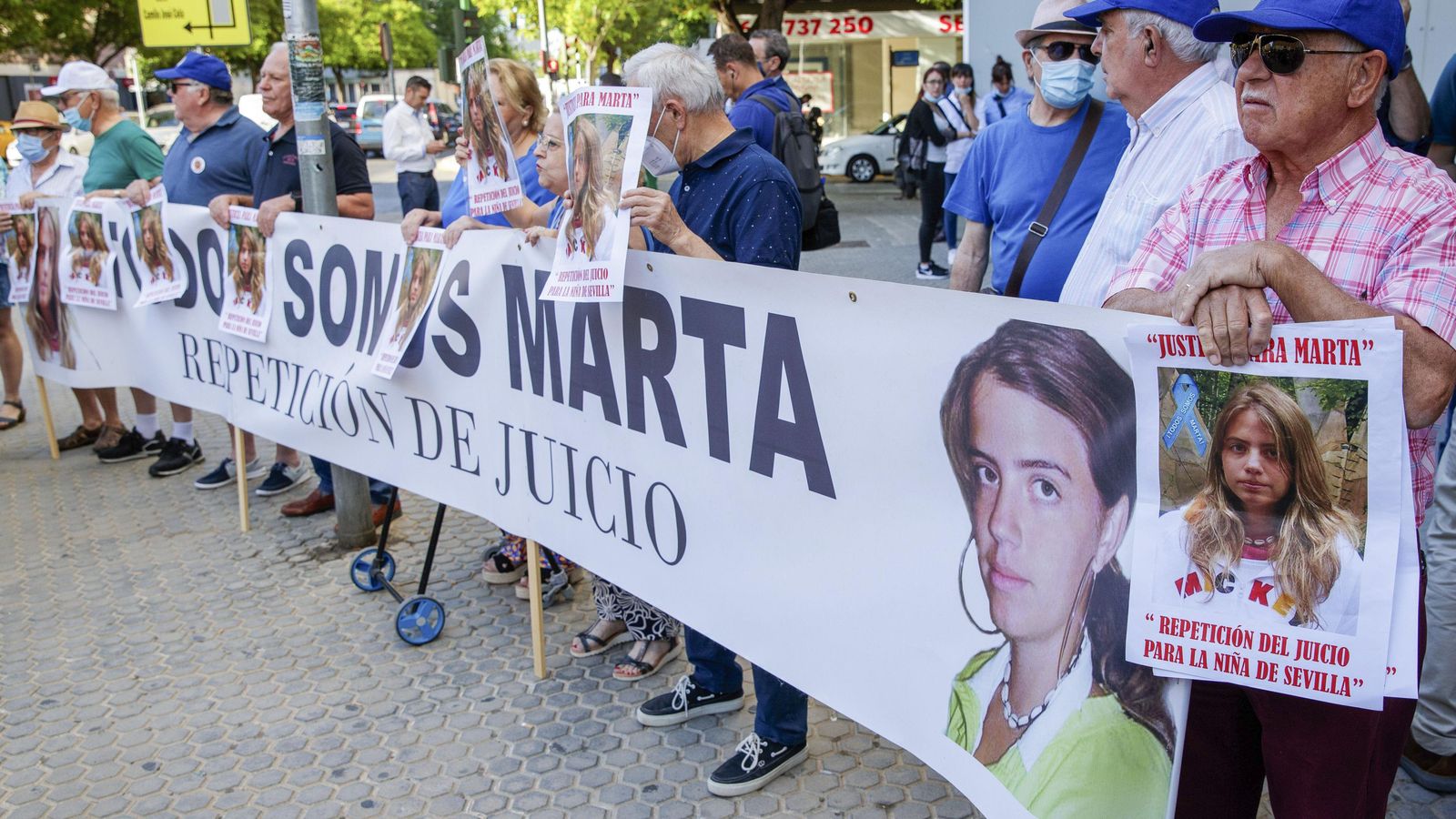 Una concentración en apoyo a la familia de Marta a las puertas de los juzgados de Sevilla.