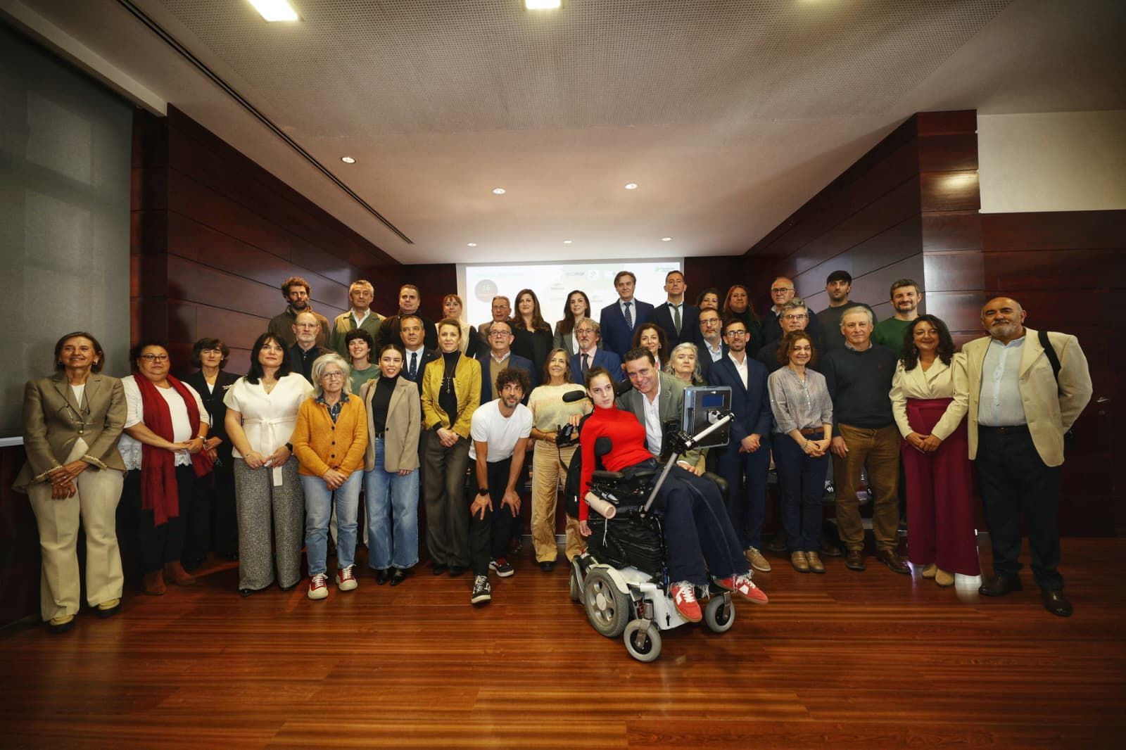 Foto de familias de los responsables de la Fundación Unicaja junto a los representantes de las asociaciones participantes en los proyectos.
