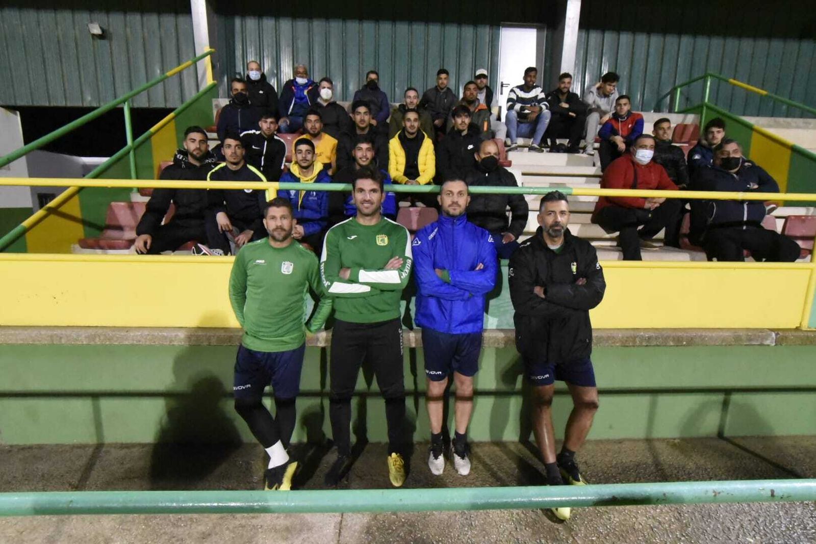 Jugadores y entrenadores de la Unión, tras leer el comunicado