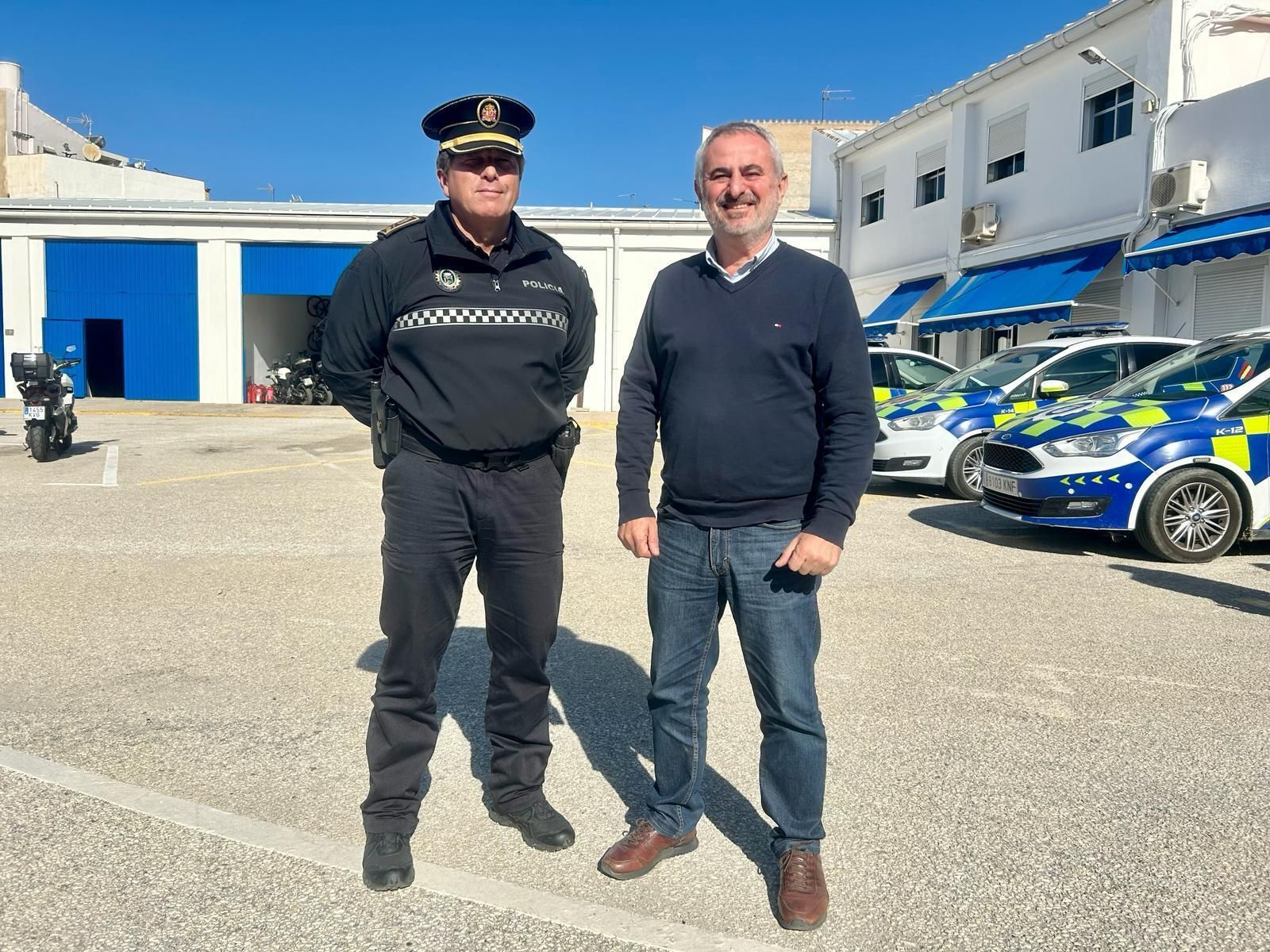 El concejal de Infraestructuras, Jesús María Claros, junto a un agente de policía en la Jefatura de la Policía Local de Vélez-Málaga