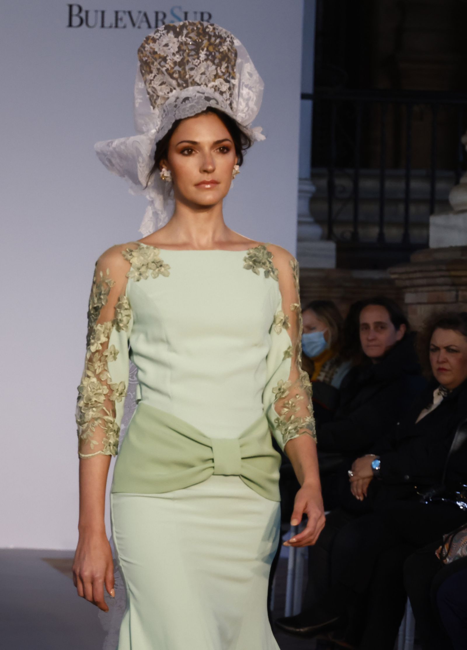 Las tendencias en vestidos de novia e invitada de la pasarela SIQ, en fotos