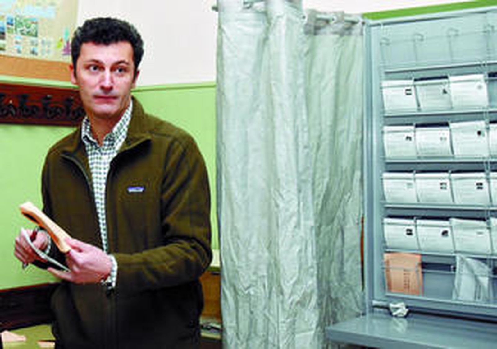 El diputado Santiago Cervera vota en las últimas elecciones forales.