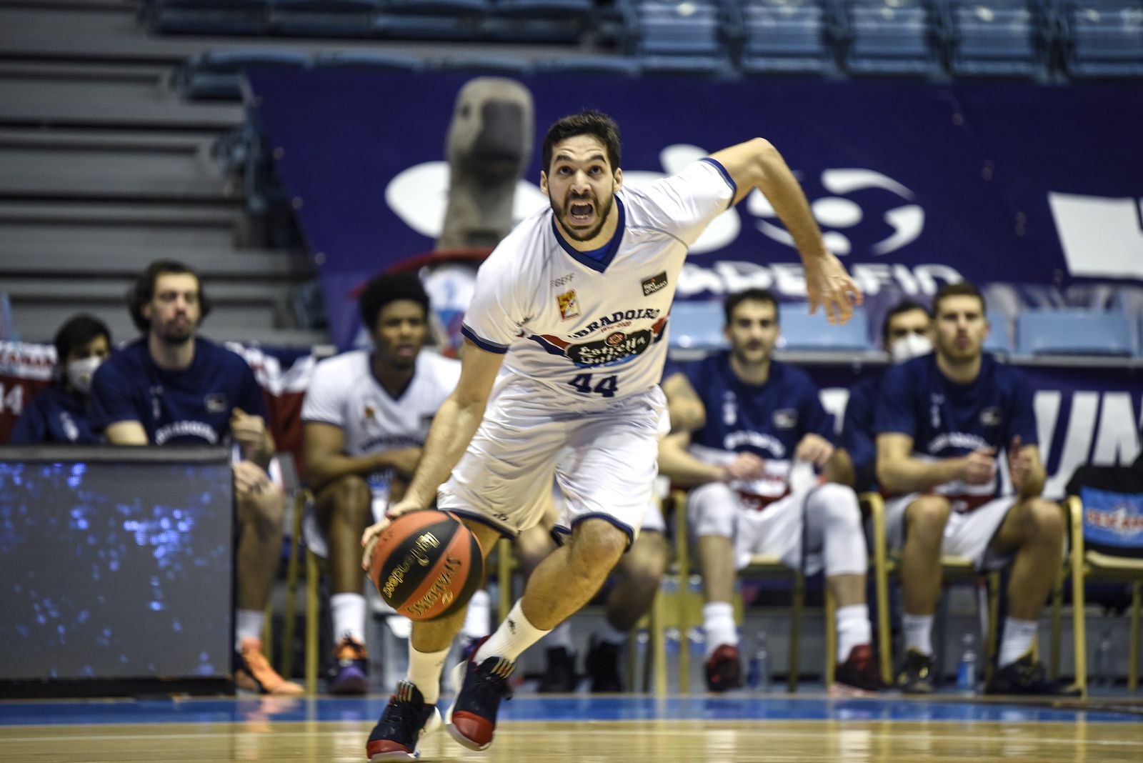 Pozas entra a canasta con decisión.