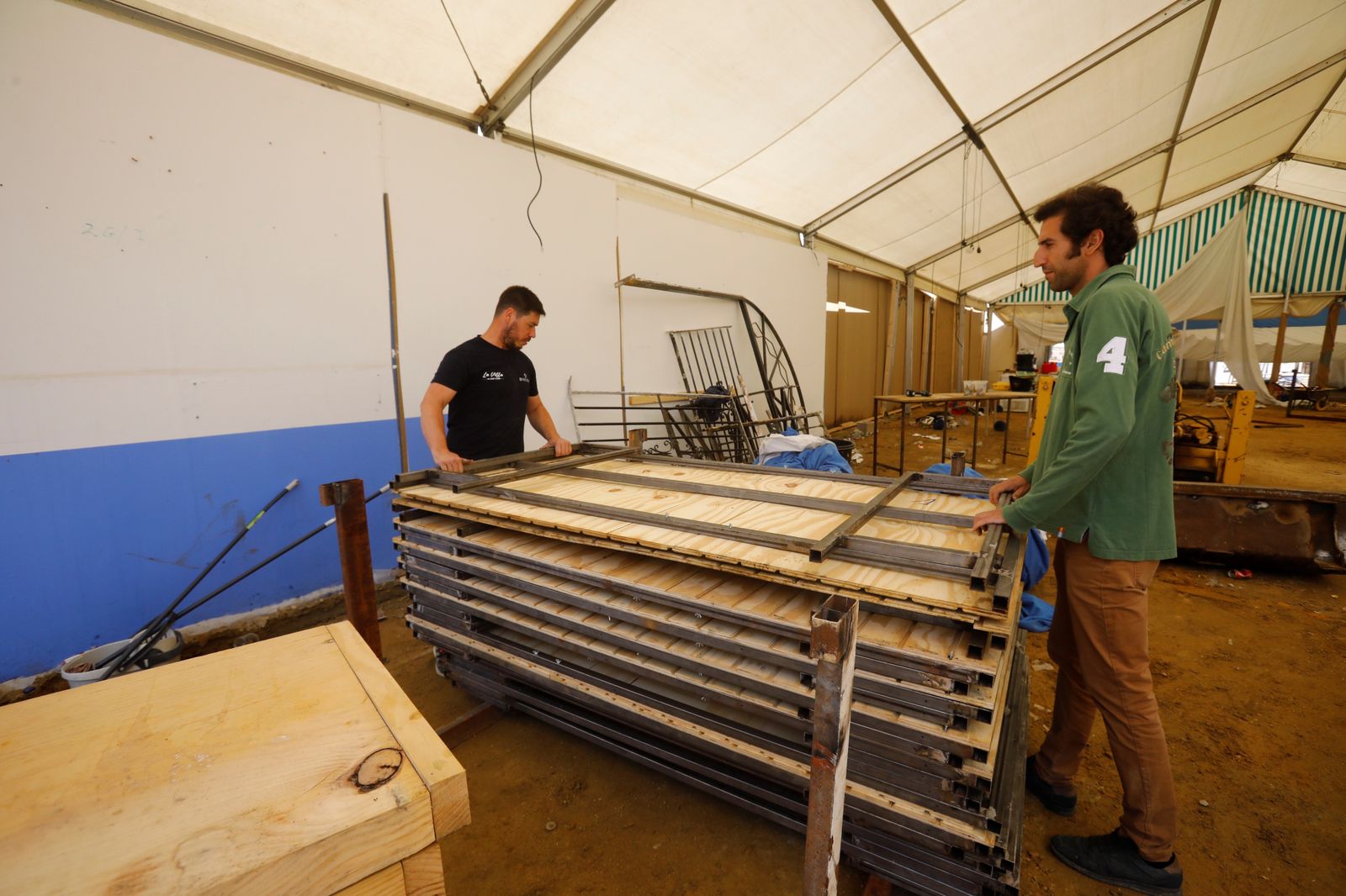 El desmontaje de las casetas y atracciones de la Feria de Córdoba, en imágenes