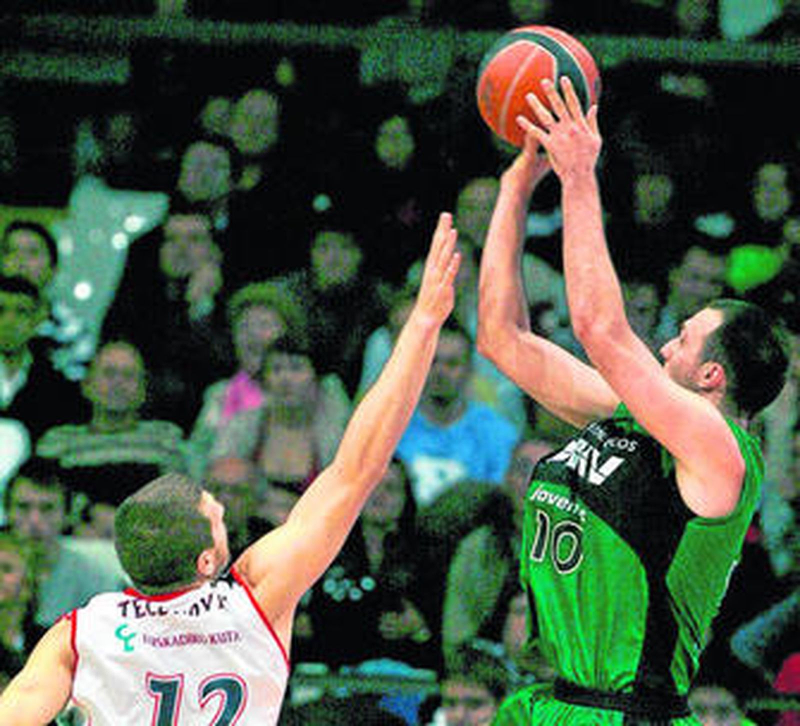 Teletovic intenta puntear el tiro de Luka Bogdanovic.