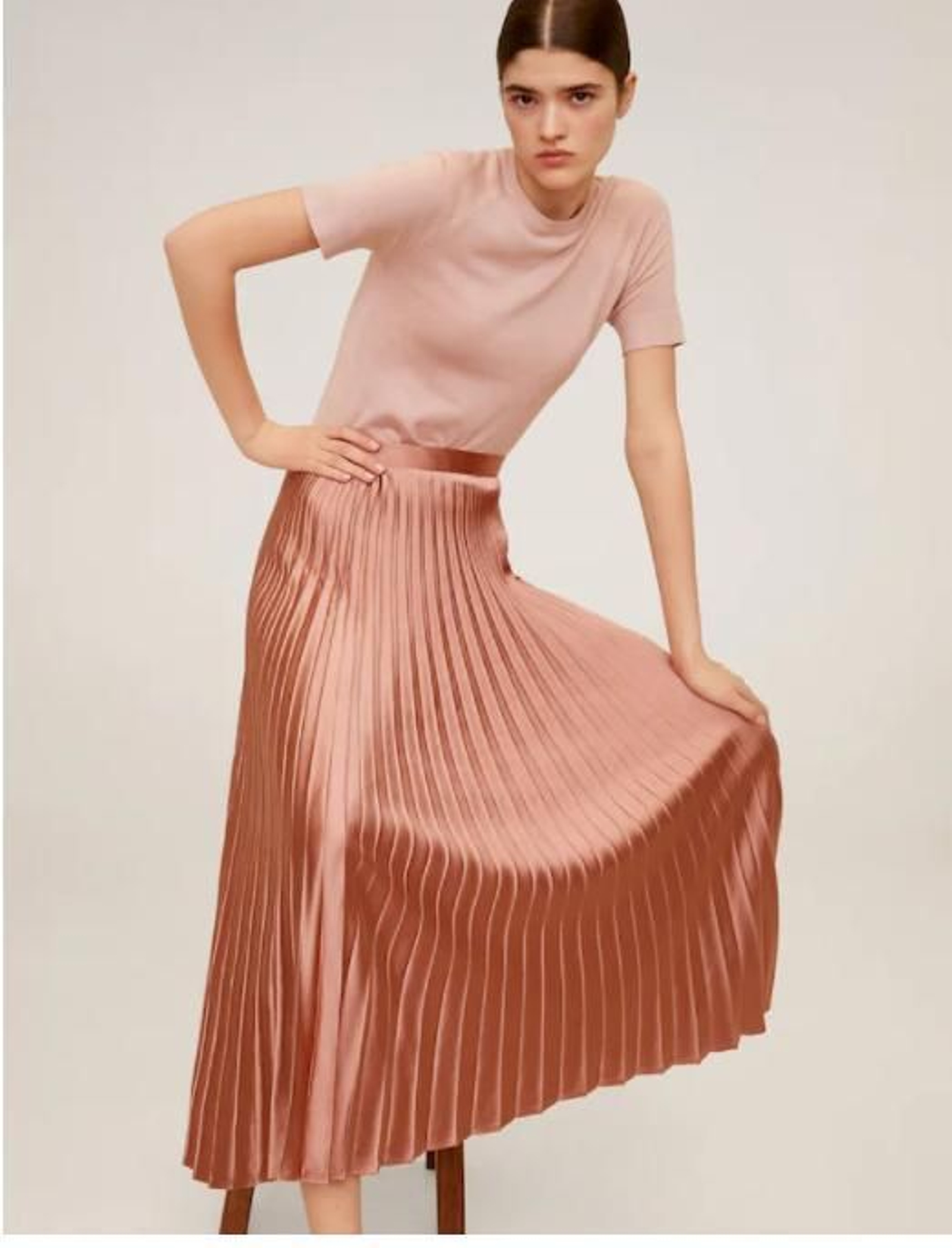 La falda midi plisada de Mango outlet súper rebajada. La falda midi plisada de Mango outlet súper rebajada.