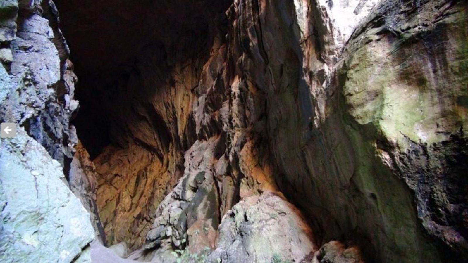 La entrada de la cueva del Hundidero La entrada de la cueva del Hundidero