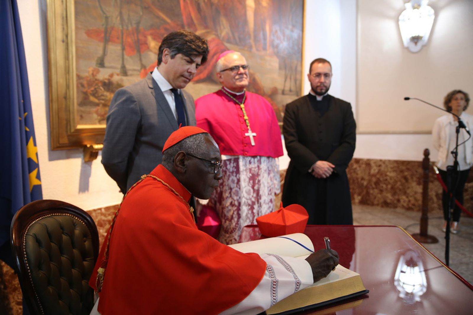 Robert Sarah, durante el acto protocolario en el Ayuntamiento.