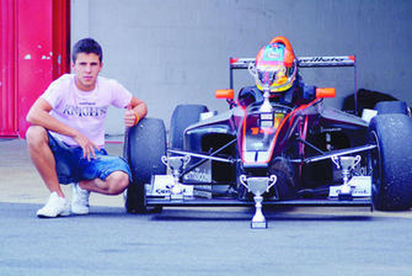 El joven piloto Manu Bejarano posa tras lograr la Copa Fórmula Futuro en el circuito de Montmeló.