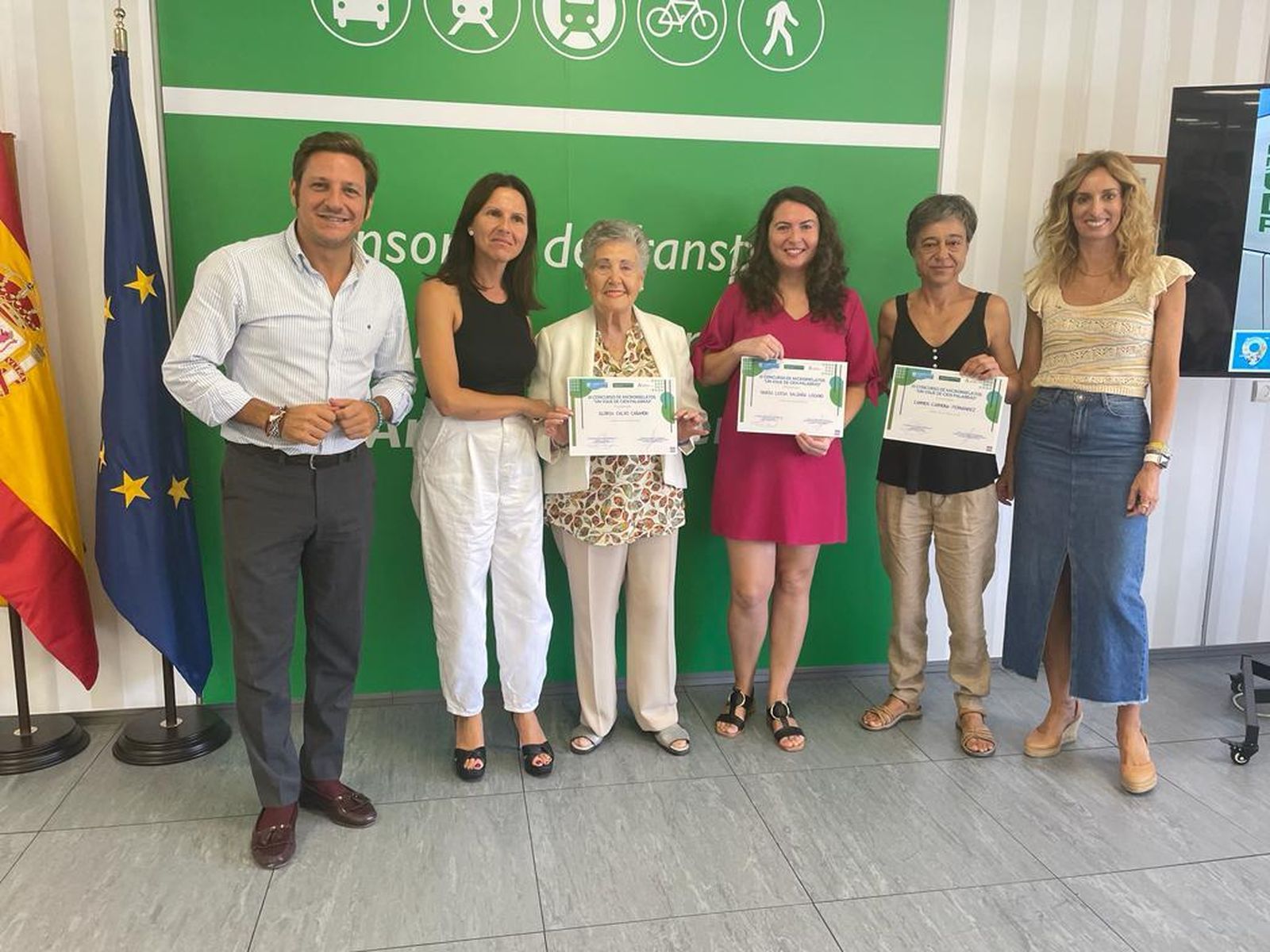 Luis Miguel Carmona y Dolores Martínez con los premiados.