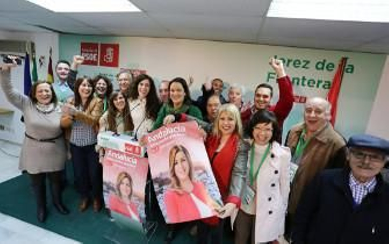 Euforia junto a la 'niña' del cartel