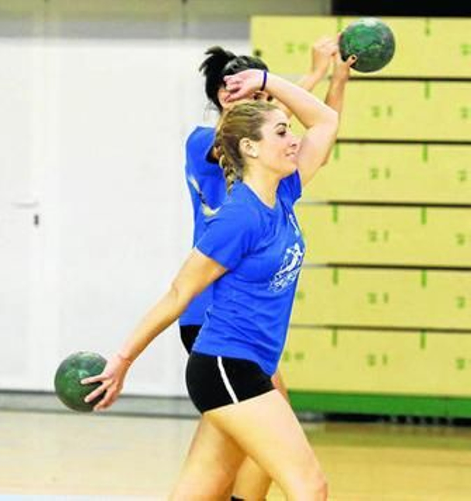 Una jugadora del ASISA sonríe en el último entrenamiento antes de partir a Oviedo.