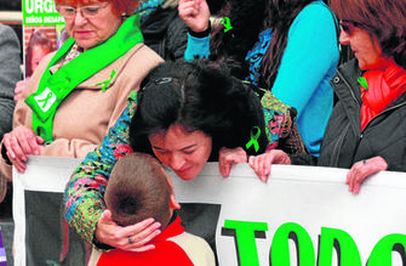 Ruth Ortiz besa a un niño que se le acerca para darle ánimos durante la concentración que, como cada jueves, se desarrolló en la Plaza de las Monjas.
