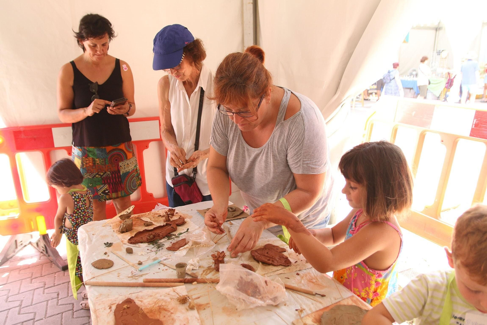 Las imágenes de los talleres infantiles de alfarería de la Feria de Almería 2023
