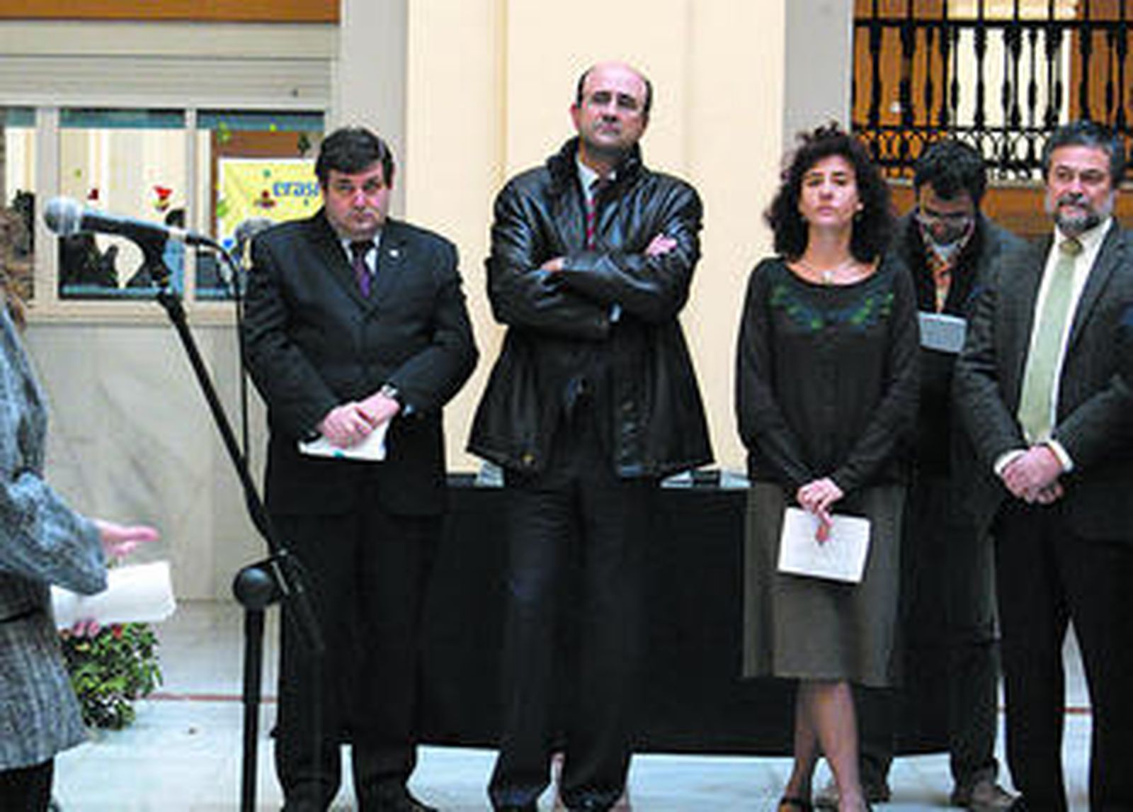 El rector de la UHU y Joaquín Fernández (Ence) junto a los autores del tratado selvícola (a la derecha).
