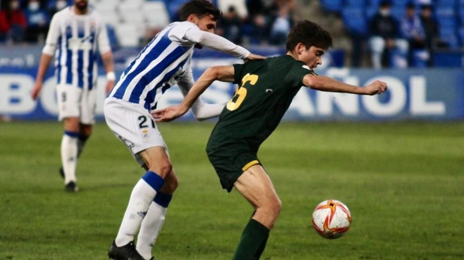 El blanquiverde Jan protege la pelota ante Barragán, del Recreativo de Huelva.