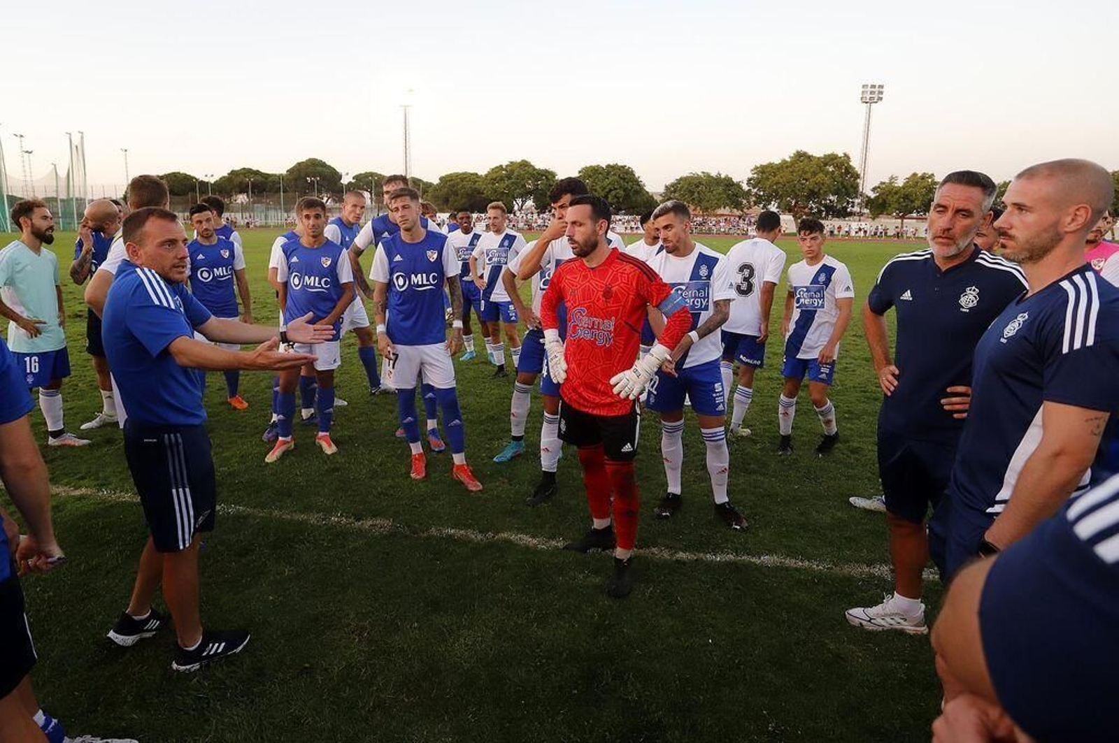 Alberto González intenta dar explicaciones a Abel Gómez, el martes en Punta Umbría.