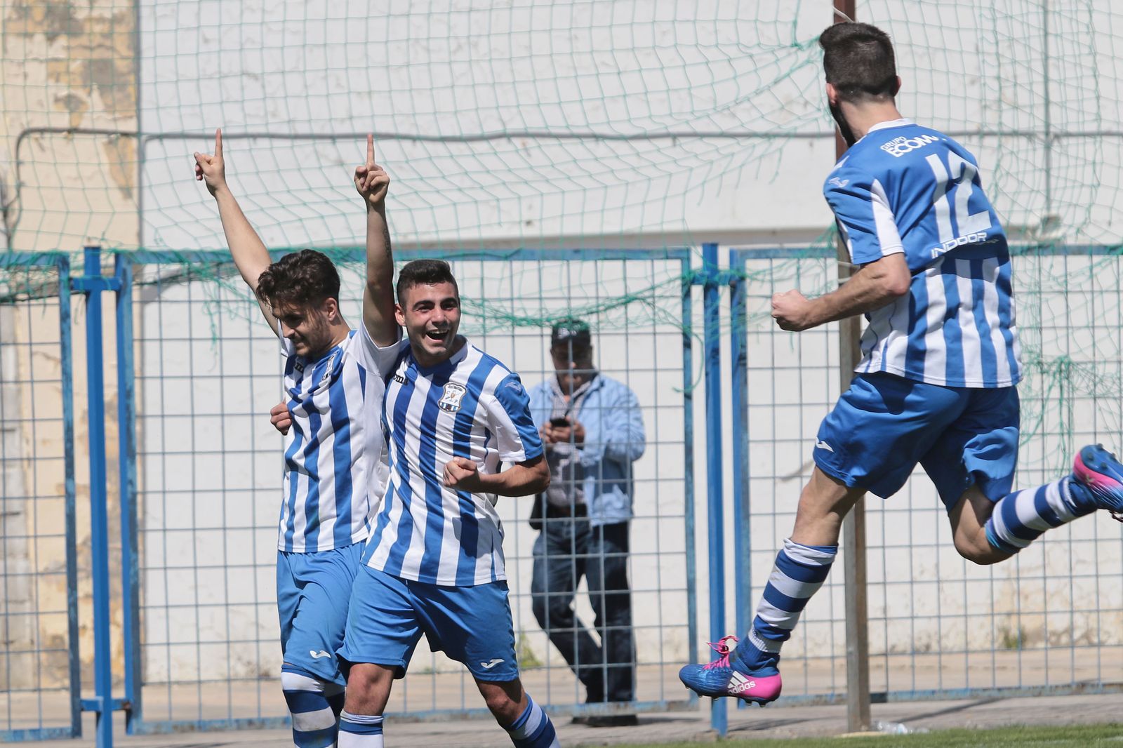 Dani celebra un gol con David Piñero en La Juventud.