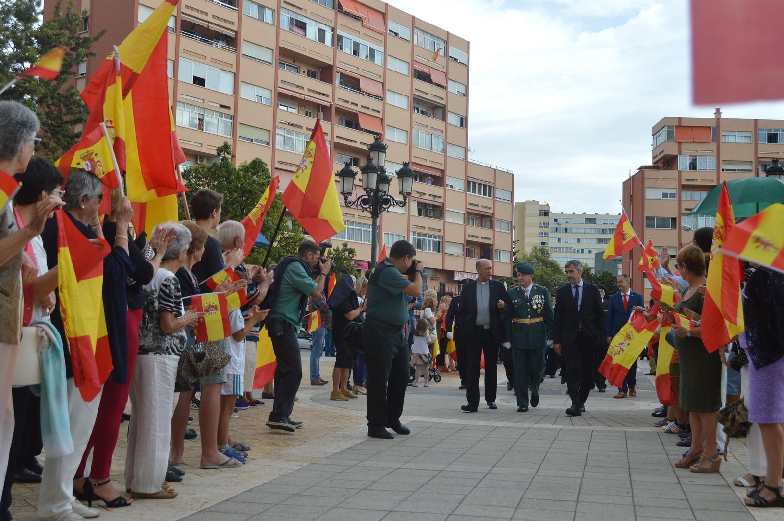 Los vecinos recibieron a los miembros de la Guardia Civil entre aplausos mientras ondeaban las banderas de España.