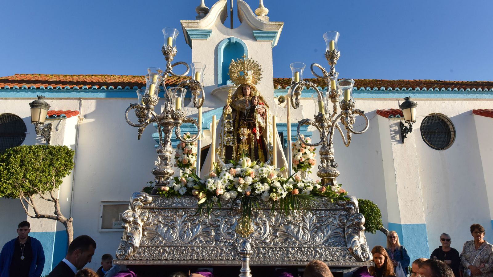 La procesión de la Virgen del Carmen en La Línea por el día de Todos los Santos, en imágenes