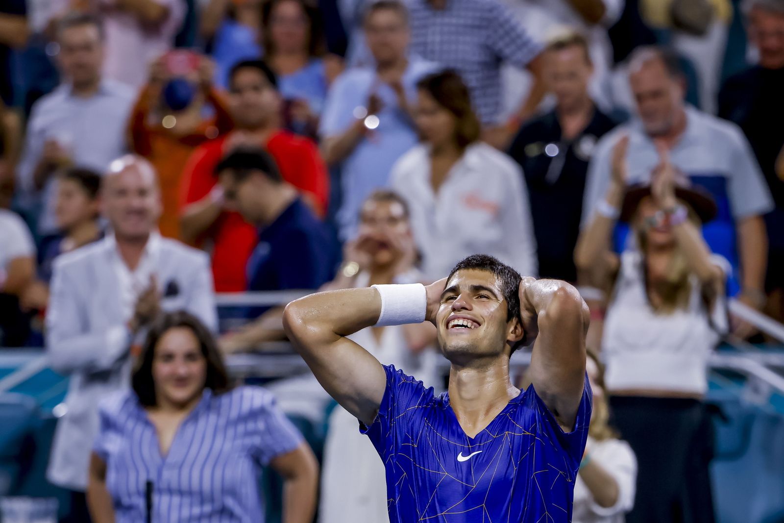 Carlos Alcaraz celebra con una amplia sonrisa su triunfo en Miami.
