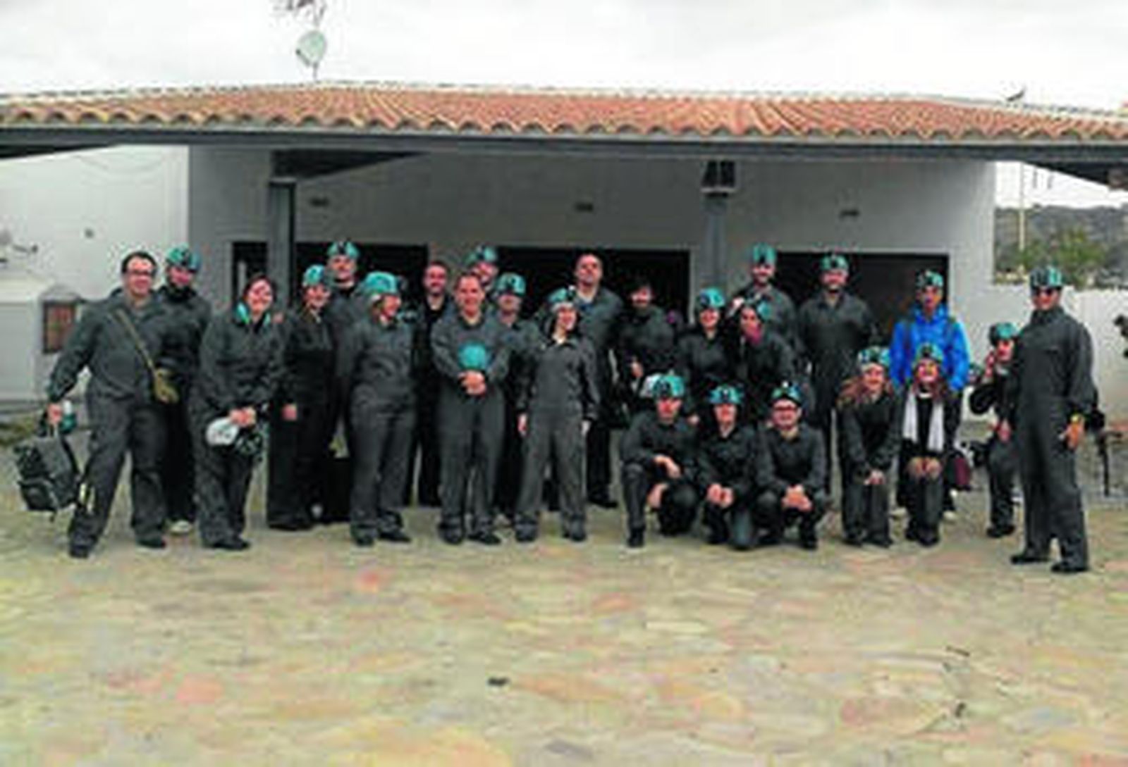 Foto de familia de los universitarios que acudieron a esta cita con la espeleología.