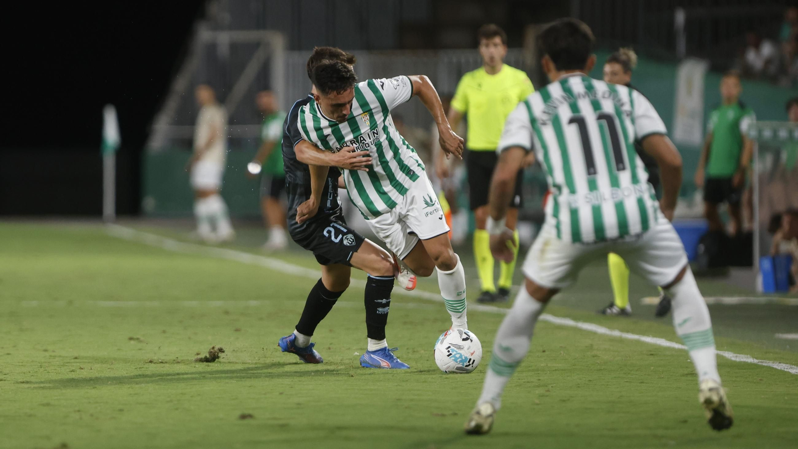 Vilarrasa pelea por el balón en un lance del Córdoba CF - Castellón.