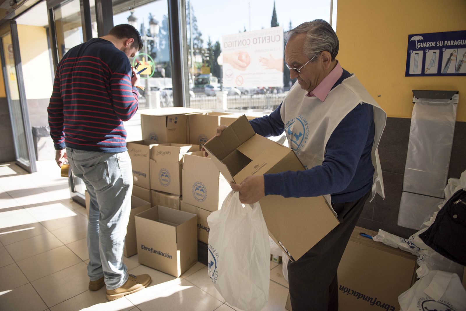 Voluntarios en el Mercadona de la Acera del Darro.