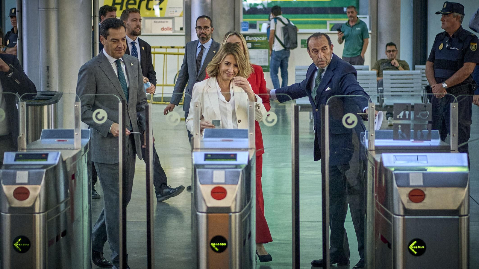 La ministra de Transportes, Raquel Sánchez, con el presidente de la Junta, Juanma Moreno, y la consejera de Fomento, Marifrán Carazo, este miércoles en Cádiz. La ministra de Transportes, Raquel Sánchez, con el presidente de la Junta, Juanma Moreno, y la consejera de Fomento, Marifrán Carazo, este miércoles en Cádiz.