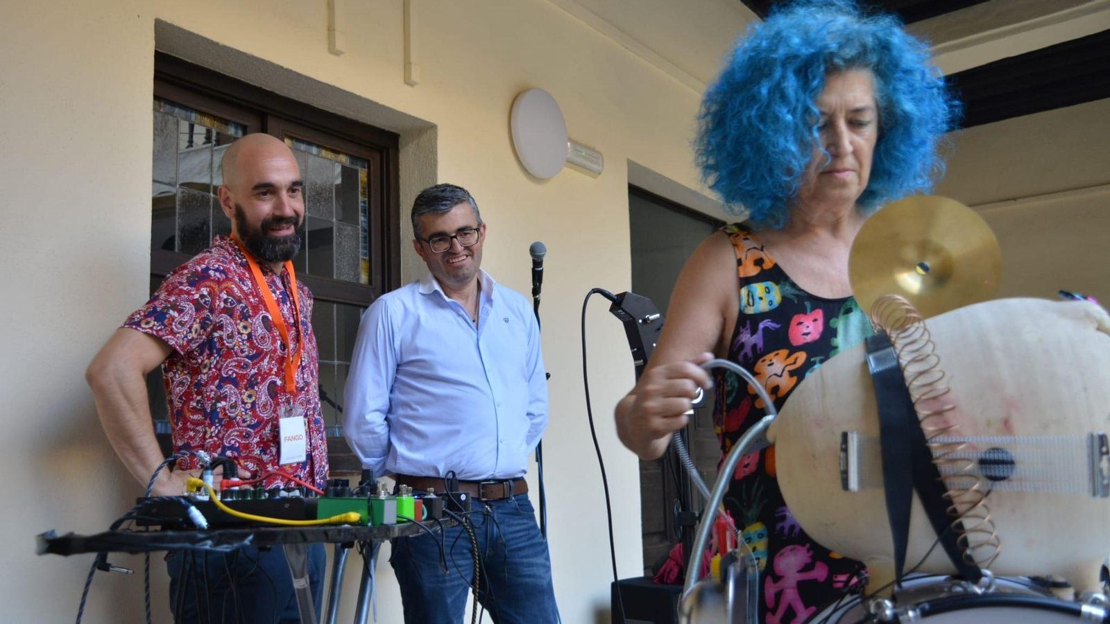 El delegado Javier Martín observa una de las actividades de la fiesta final del Noticia