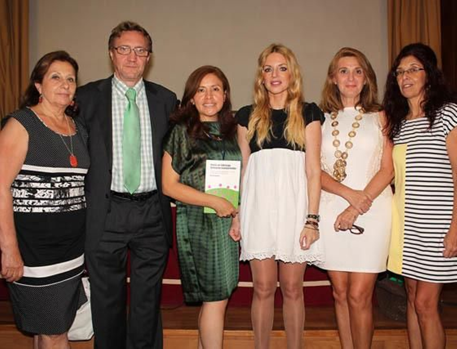María Dolores Villuendas, profesora de Psicología del Instituto de Estudios de la Mujer (Universidad de Granada); Francisco de Asís Moya, presidente del Ateneo Popular de Sevilla; Miriam Bastidas, con el libro presentado; María Ángeles Carmona Vergara, jefa de la Unidad de Coordinación Territorial de Violencia de Género de la Delegación del Gobierno en Andalucía; Clara Tafur López de Lemus, vicepresidenta del Ateneo Popular, y la periodista Teresa Tomé, experta en Estudios de las Mujeres y Género. Foto: Victoria Ramírez María Dolores Villuendas, profesora de Psicología del Instituto de Estudios de la Mujer (Universidad de Granada); Francisco de Asís Moya, presidente del Ateneo Popular de Sevilla; Miriam Bastidas, con el libro presentado; María Ángeles Carmona Vergara, jefa de la Unidad de Coordinación Territorial de Violencia de Género de la Delegación del Gobierno en Andalucía; Clara Tafur López de Lemus, vicepresidenta del Ateneo Popular, y la periodista Teresa Tomé, experta en Estudios de las Mujeres y Género. Foto: Victoria Ramírez