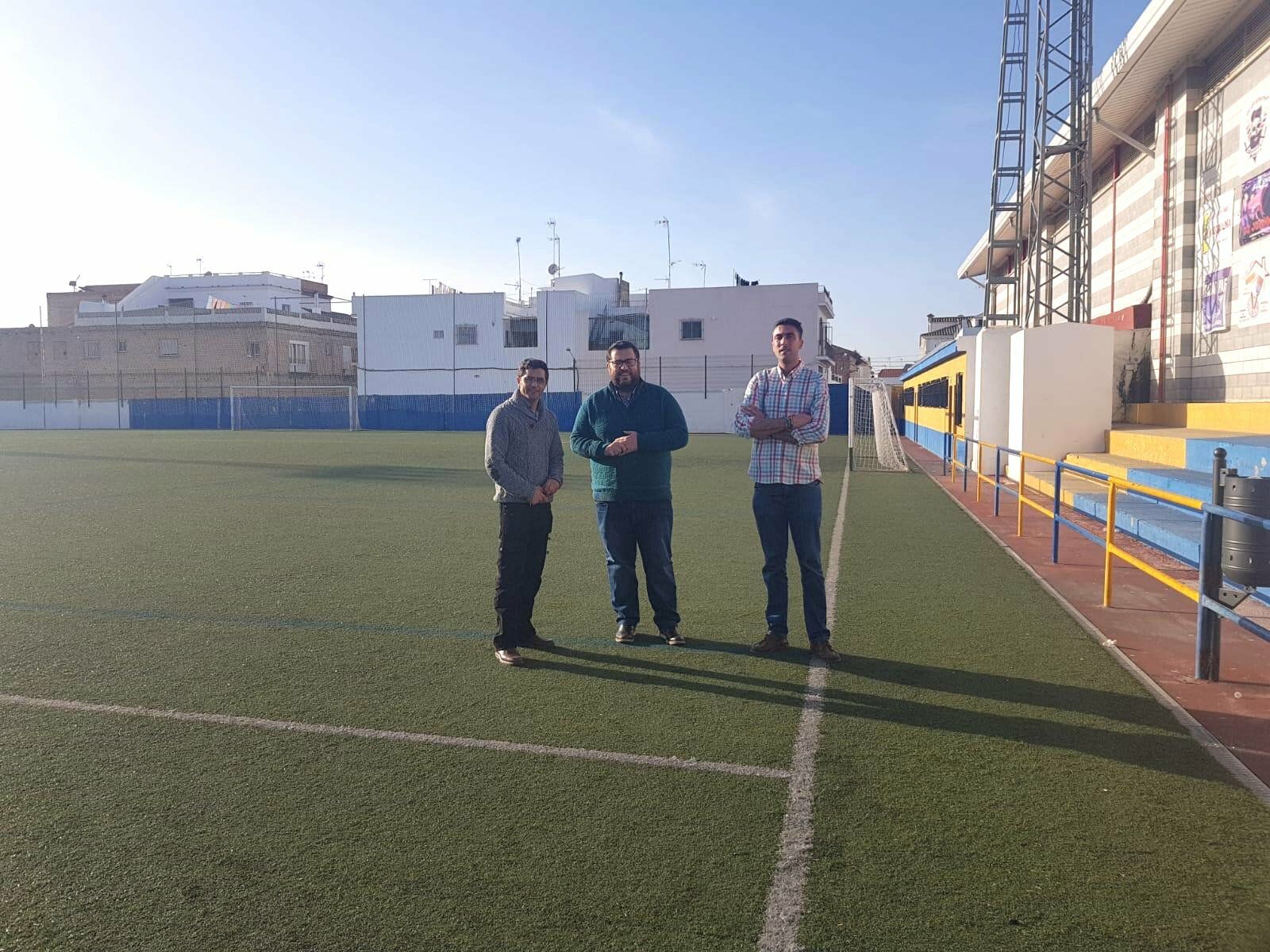 El diputado Jaime Armario comprueba una de las instalaciones objeto de mejora.