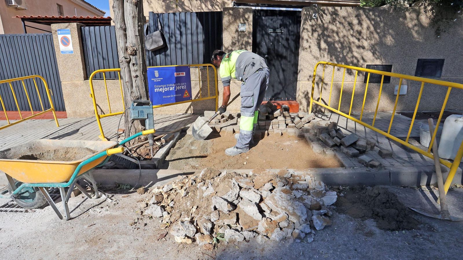 Un trabajador, días atrás en Los Villares.