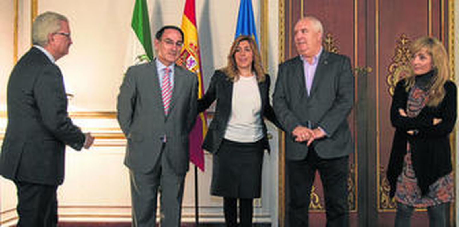 La presidenta se mostró, ayer en San Telmo, especialmente expresiva con los representantes de la CEA y CCOO en presencia de la secretaria general de UGT-A.