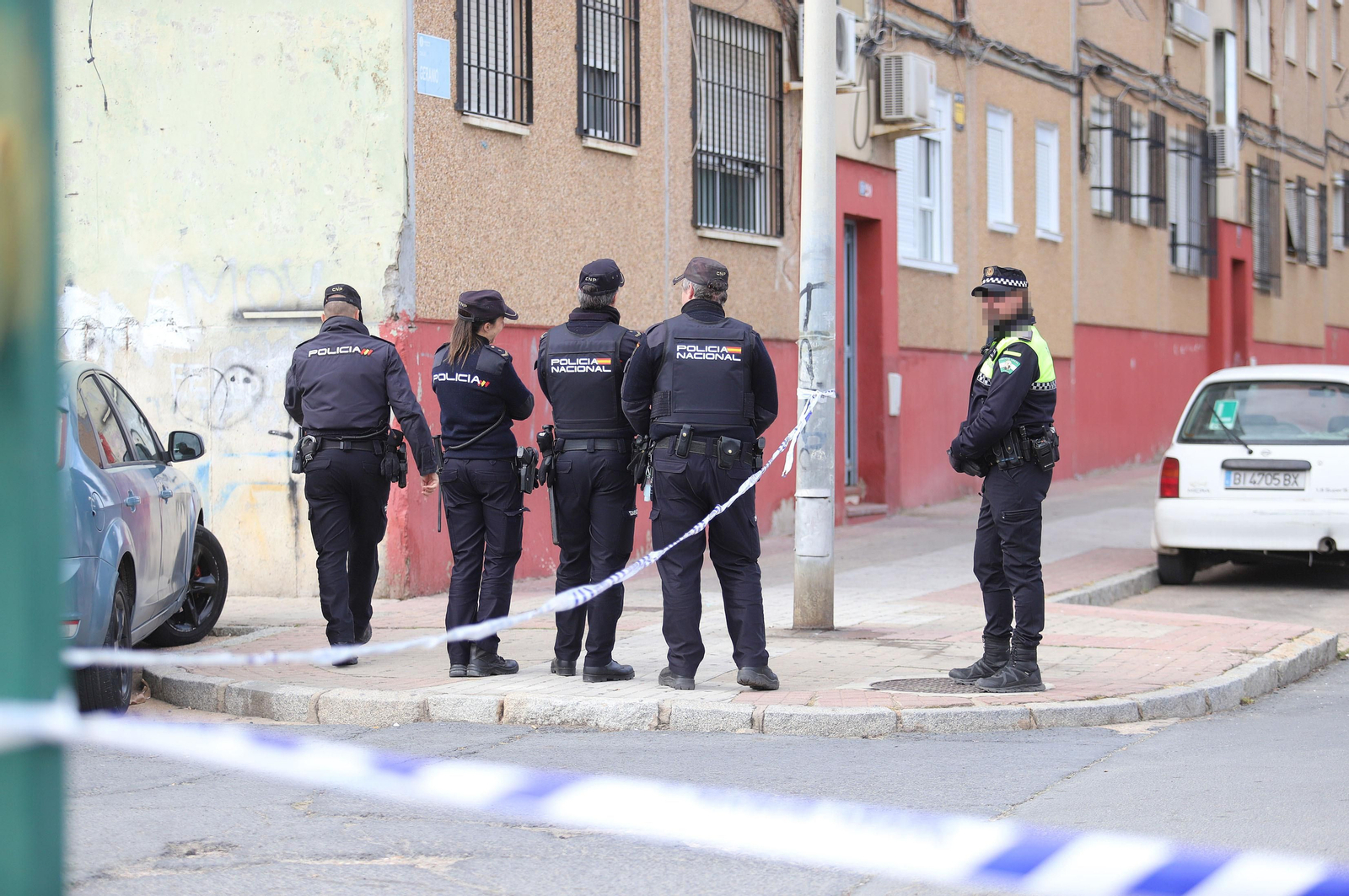 Imágenes del atrincherado que amenazaba con hacer estallar una bombona en el Torrejón, Huelva