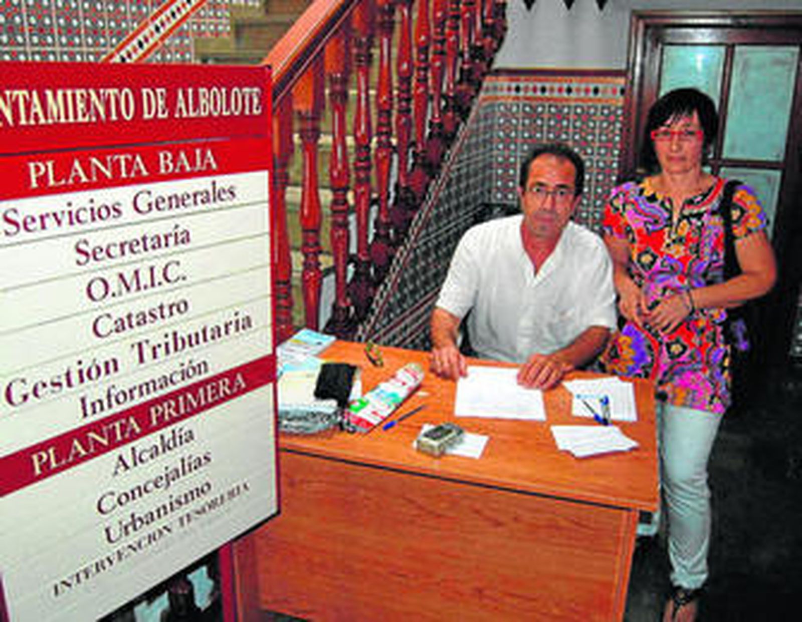 Manuel Cortés y María del Carmen Martínez, ayer en su encierro en el Ayuntamiento de Albolote.