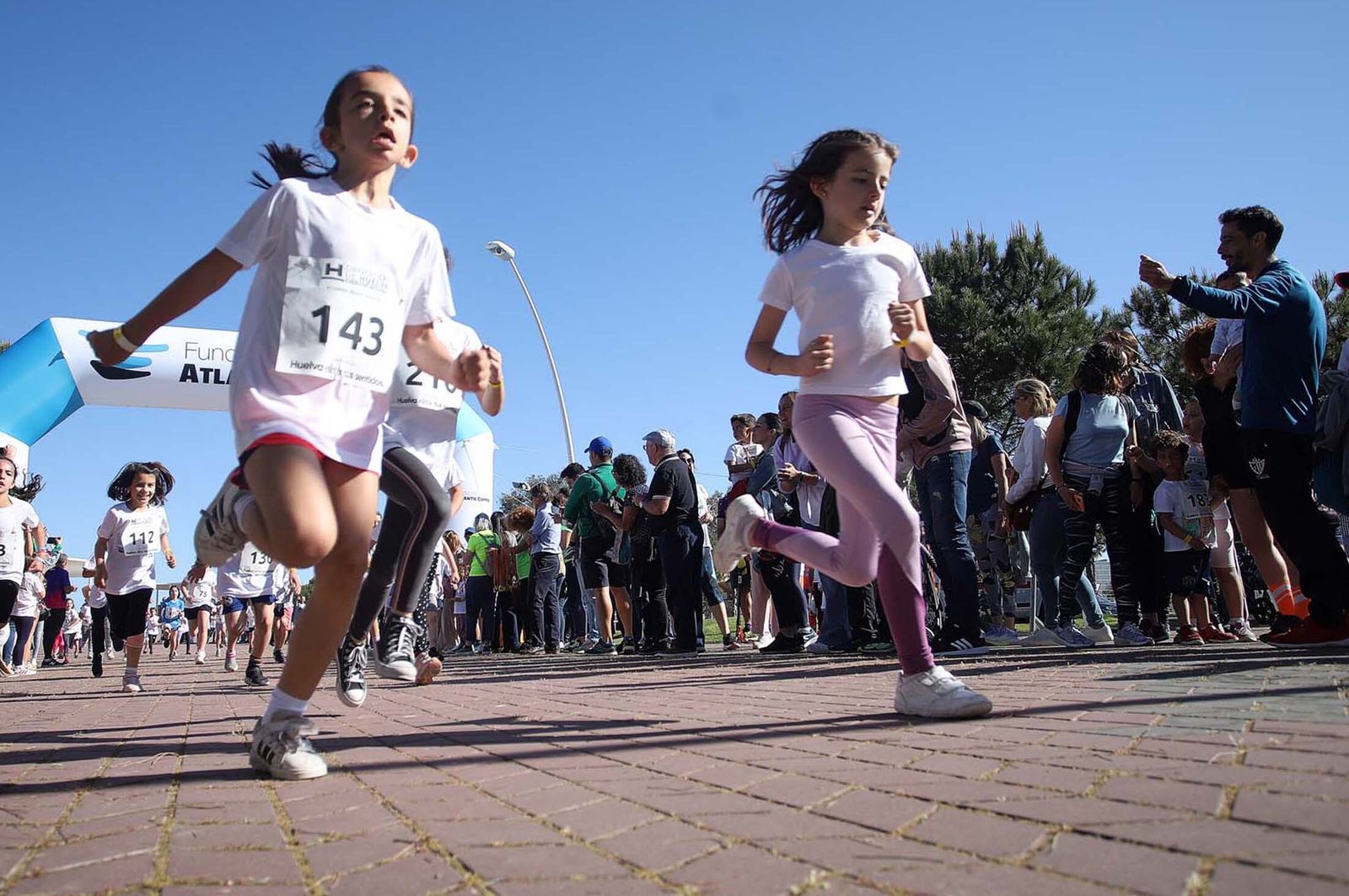 Imágenes de la carrera infantil previa a la "10K Puerta del Descubrimiento"