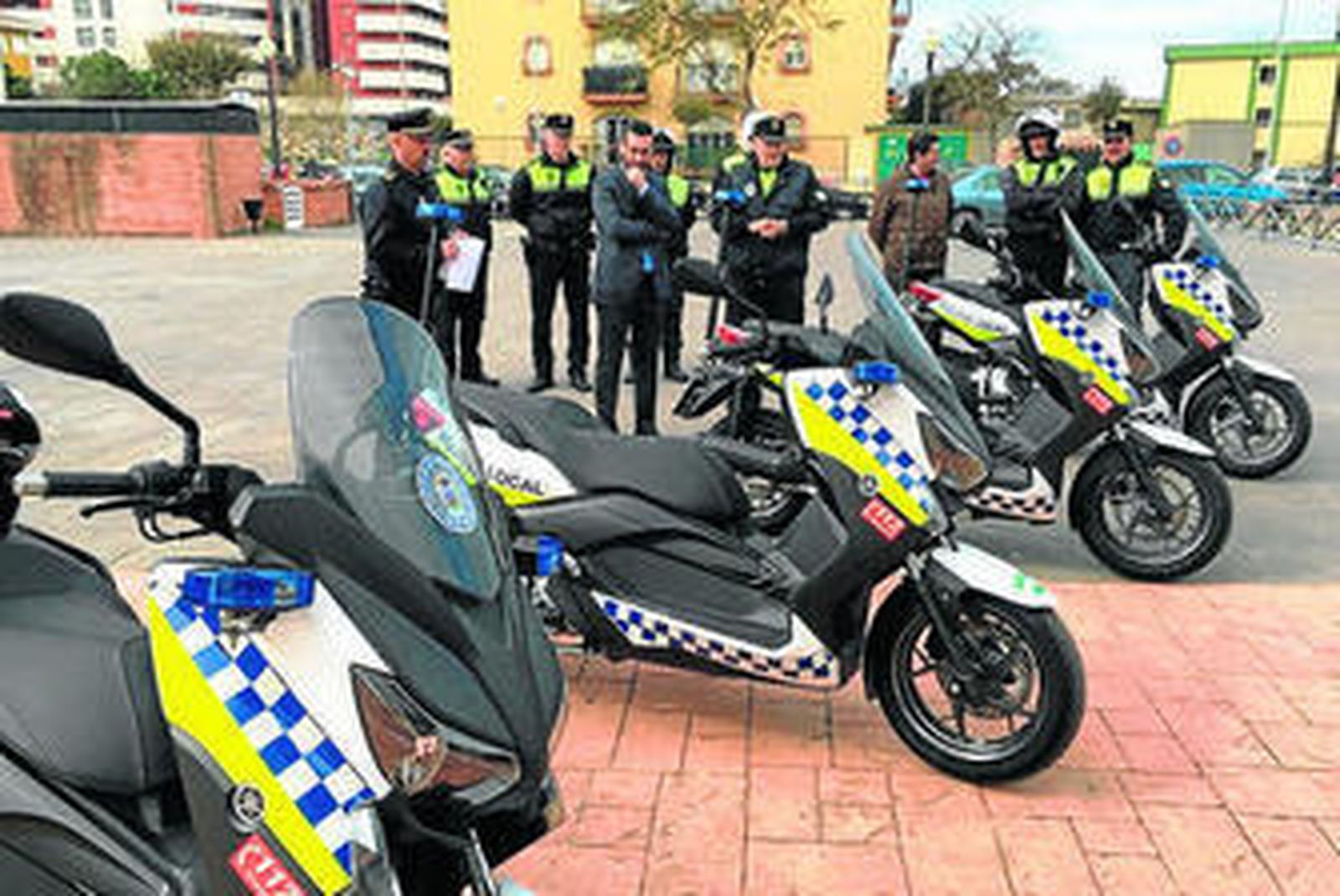 El alcalde y varios agentes, junto a las nuevas motocicletas.