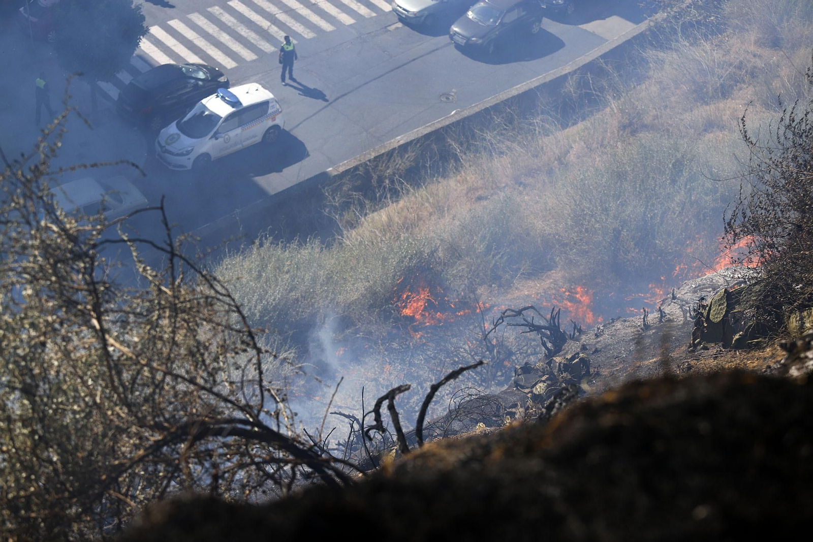 Imágenes del espectacular incendio en las laderas del Conquero